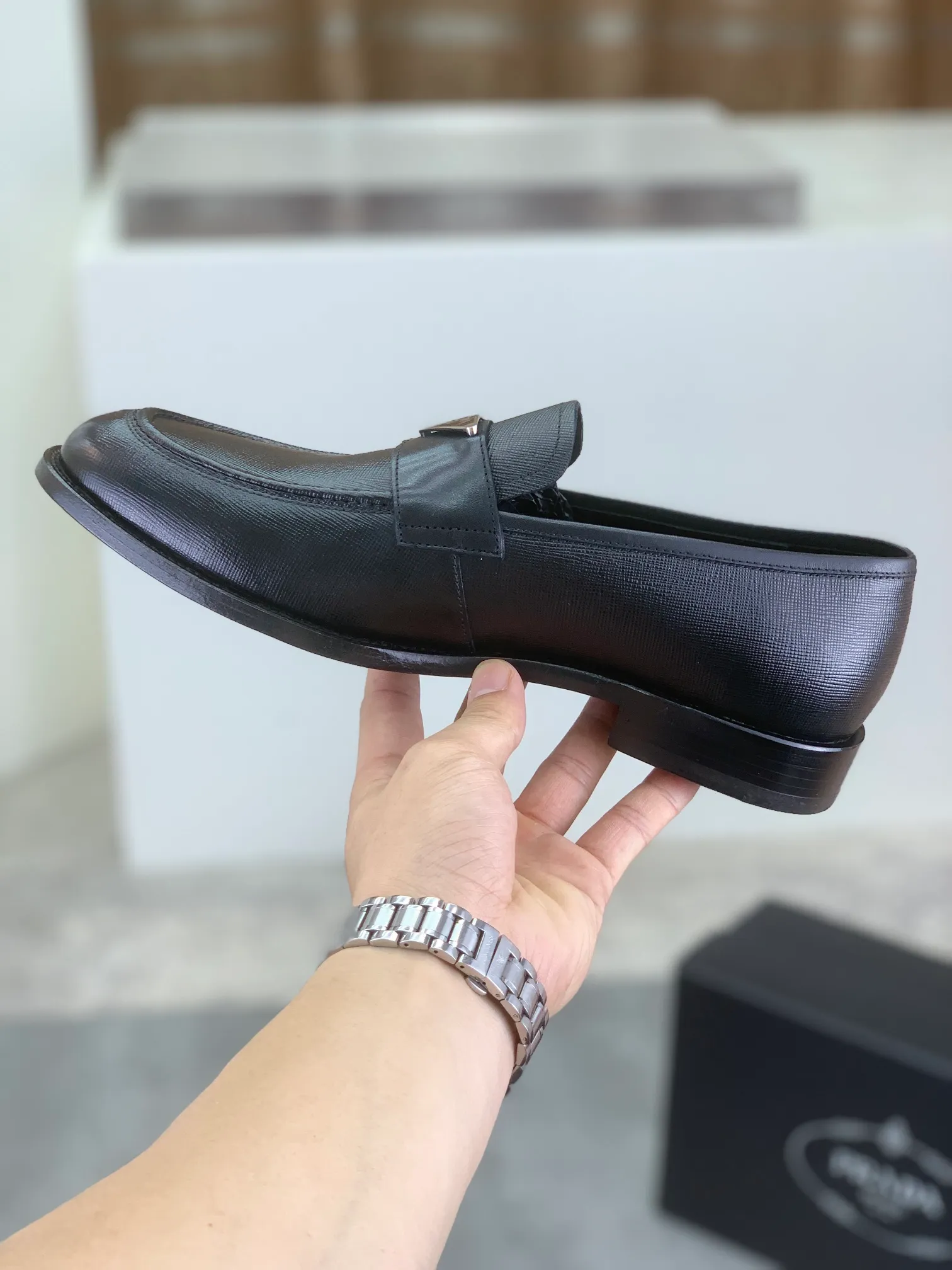 Factory price P920 💰 (high-grade genuine leather outsole) original quality, top version 🔱 ＰＲＡＤＡPrada. Men's business casual leather shoes, top quality leather shoes. 1:1 shipment⬆️Luxurious and noble👞All imported original brand fabrics, just to create a more comfortable wearing experience. Upper: Original comfortable selected calfskin➕Top imported water-dyed full cow lining, original lightweight and comfortable high-end genuine leather outsole✔️Number: 39-44 (38.45.46 can be customized)